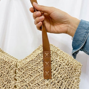Bolsa de praia de palha bege com fechamento em zíper