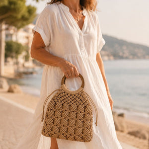 Mulher usando Bolsa de Praia Crochê Portofino Cáqui na praia