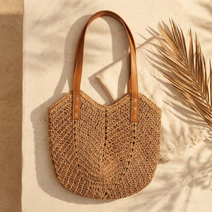 Bolsa de praia de palha cáqui vazada com duas alças de ombro
