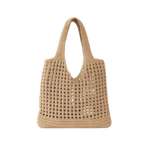 Bolsa de praia em crochê bege com trama vazada e alças longas em fundo branco