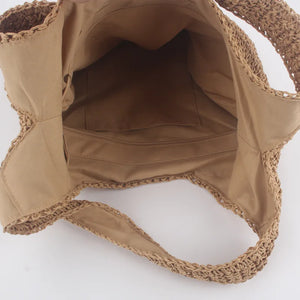 Detalhes da bolsa de palha rattan cáqui com trama artesanal e acabamento refinado