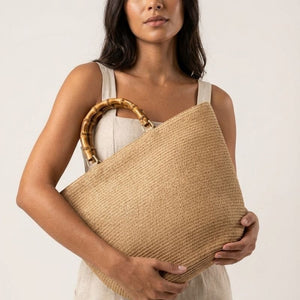 bolsa de palha caqui com alca em bambu