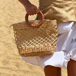 bolsa de palha natural com alca em bambu