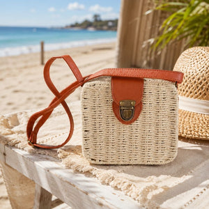 Bolsa de praia chique retangular em um ambiente praiano