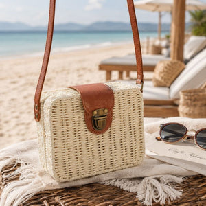 Bolsa de praia bege em um ambiente praiano