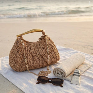 bolsa de palha com alça dourada