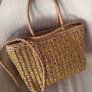 Bolsa de palha dourada Bellisse vista lateral com acabamento trançado