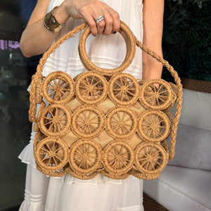 Detalhe do trançado vazado da bolsa Nara — padrão geométrico artesanal feminino