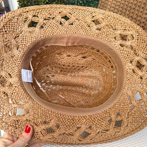 Interior do chapéu de palha cowboy mostrando acabamento e estrutura