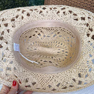 Chapéu de praia cowboy em palha clara com ventilação vazada