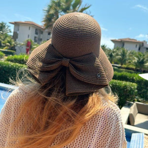 Chapéu de Praia com Laço Lumi sendo usado - proteção solar em ambiente externo
