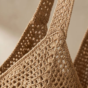 Detalhe da trama artesanal da Bolsa de Crochê Venezia Cáqui