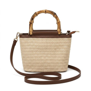 Bolsa de praia de palha com alça de bambu e couro marrom em fundo claro