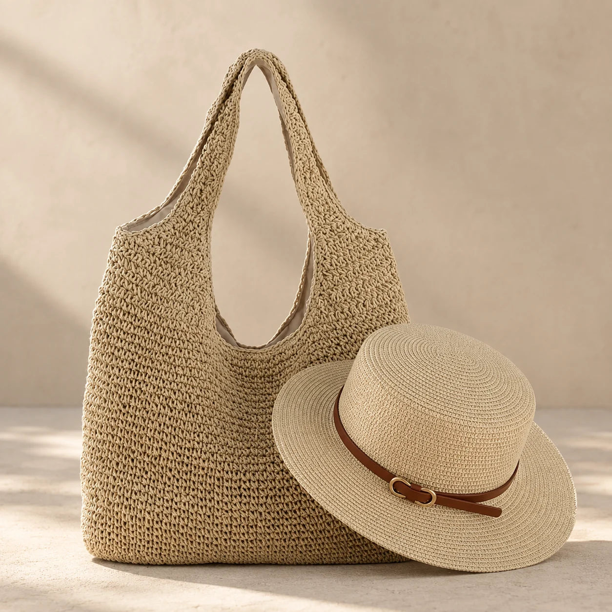 Conjunto de praia bege: bolsa de palha rattan e chapéu Panamá Mirella