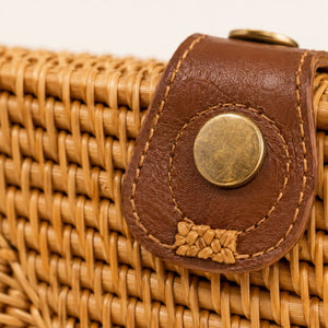 Bolsa de praia de rattan Sorrento estruturada com tiracolo em couro