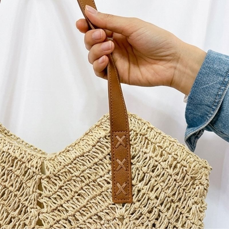 Bolsa de praia de palha bege com fechamento em zíper