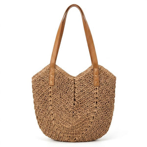 Detalhe da trama vazada da bolsa de praia de palha cáqui