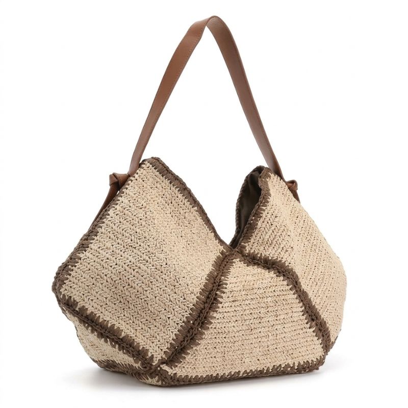 Bolsa de praia de palha Lívia bege com alça de couro caramelo, em fundo branco
