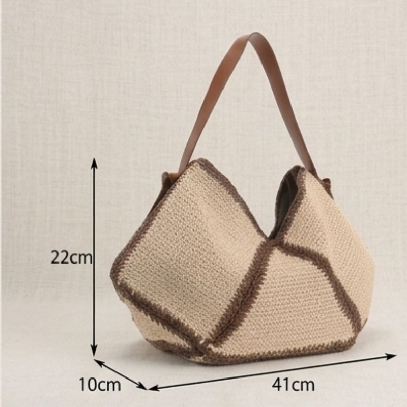 Bolsa de praia de palha Lívia com alça de couro e medidas 41 x 22 x 10 cm em fundo neutro