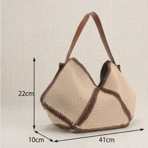 Bolsa de praia de palha Lívia com alça de couro e medidas 41 x 22 x 10 cm em fundo neutro