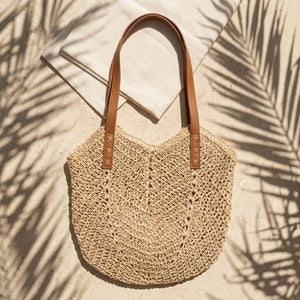 Detalhe da trama vazada da bolsa de praia de palha bege