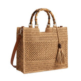 bolsa de palha com alca em bambu