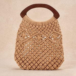 Bolsa de praia em crochê macramê bege com alça rígida de madeira, modelo artesanal elegante

