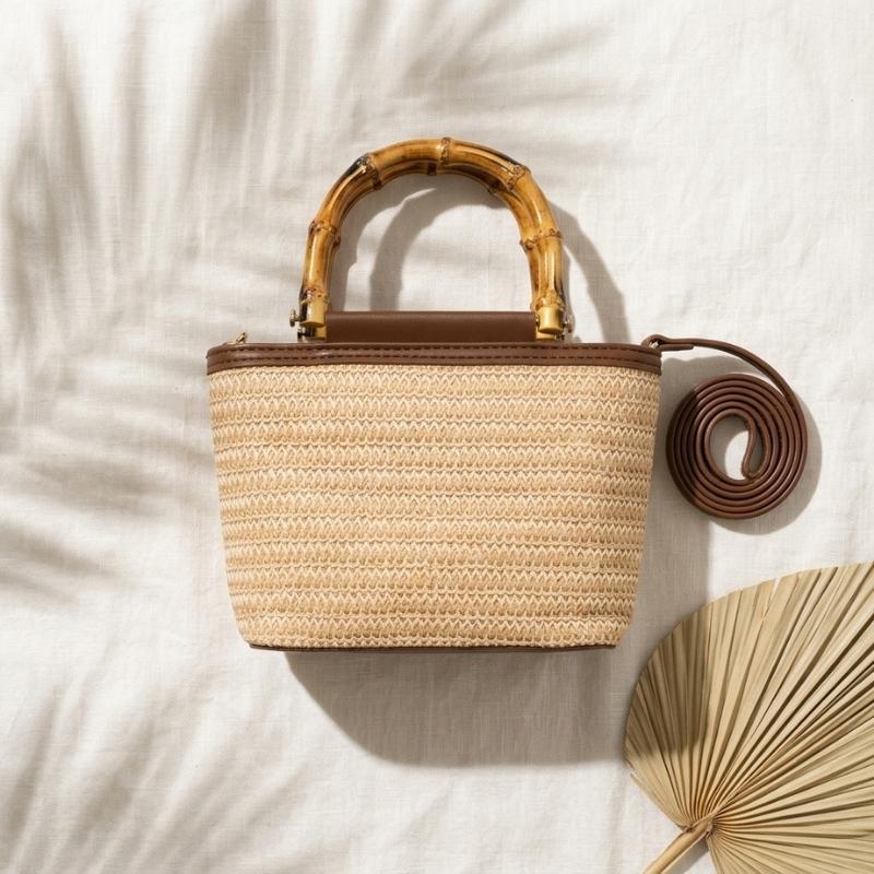 bolsa de palha com alca em bambu