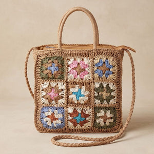 Bolsa de praia de crochê artesanal com squares coloridos e alça de mão em palha, modelo elegante e estruturado

