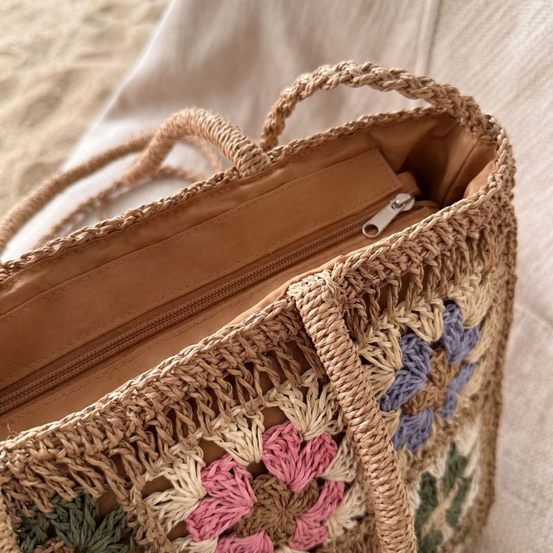 Bolsa de crochê estilosa com cores suaves e design retrô, perfeita para looks de verão e praia elegante

