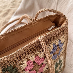 Bolsa de crochê estilosa com cores suaves e design retrô, perfeita para looks de verão e praia elegante

