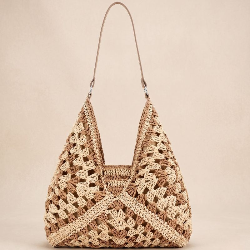 Bolsa de praia de crochê em palha bege com alça longa, modelo artesanal leve e elegante

