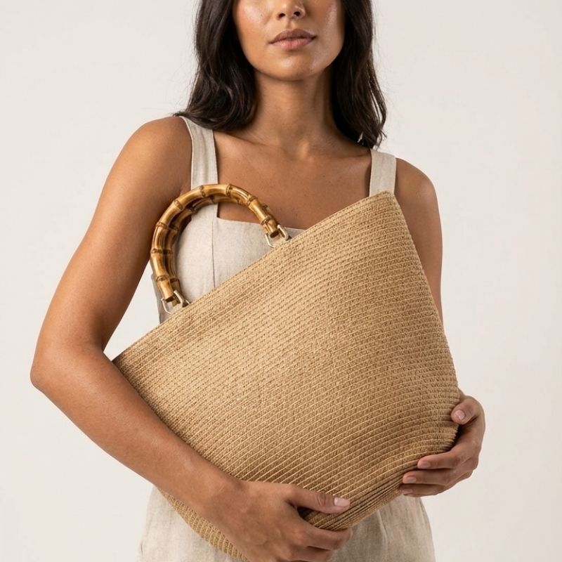 bolsa de palha caqui com alca em bambu