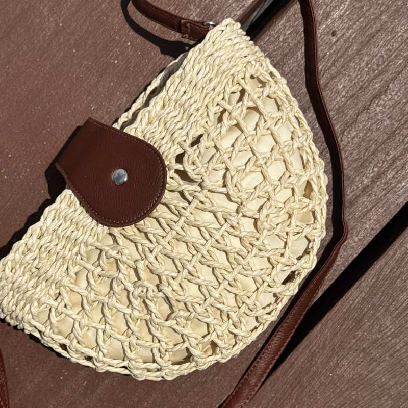 bolsa de palha com detalhe em couro