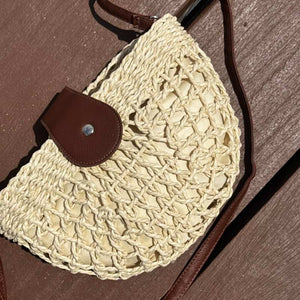 bolsa de palha com detalhe em couro