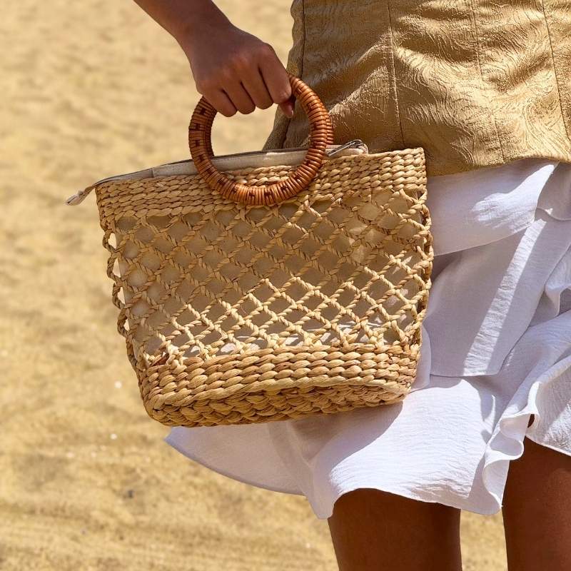 bolsa de palha natural com alca em bambu