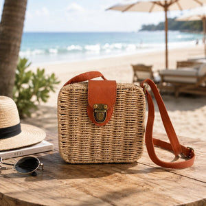 Bolsa de praia chique em um ambiente praiano modelo elegante natural