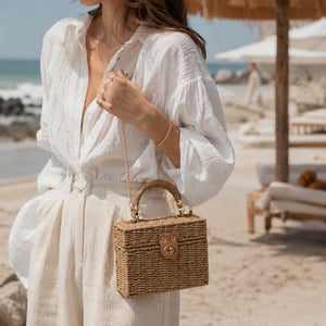 Bolsa de Praia Chique usada em um ambiente praiano