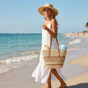 Mulher na Praia com Bolsa de Praia 