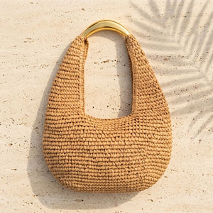 bolsa de palha rattan caqui com detalhe dourado