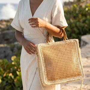 bolsa de palha indiana grande com alça em bambu