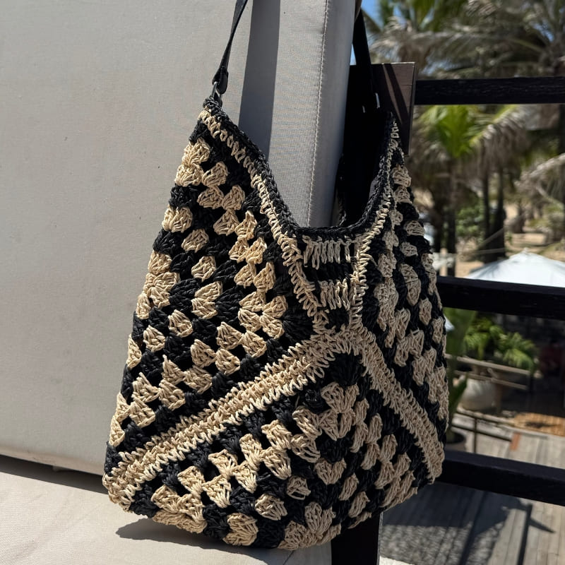 Bolsa de Crochê Bella, bege com preto, estruturada com forro interno, 3 bolsos e fechamento em botão magnético