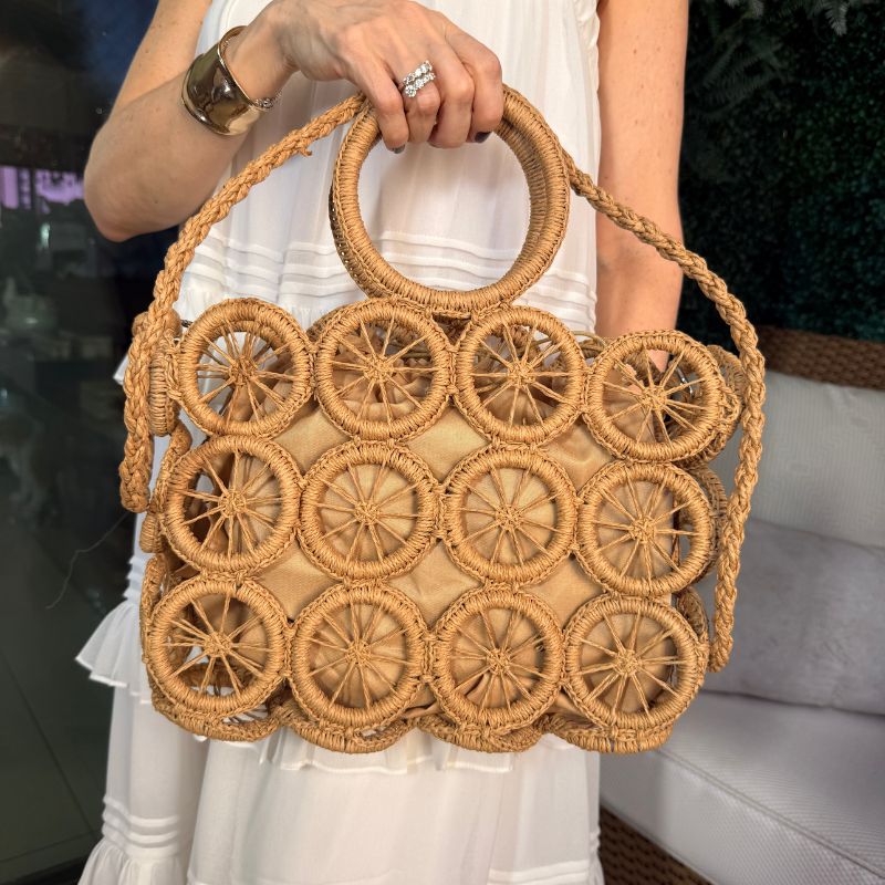 Detalhe do trançado vazado da bolsa Nara — padrão geométrico artesanal feminino