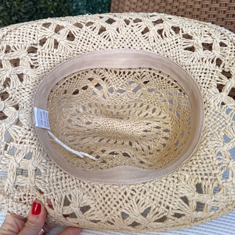 Chapéu de praia cowboy em palha clara com ventilação vazada