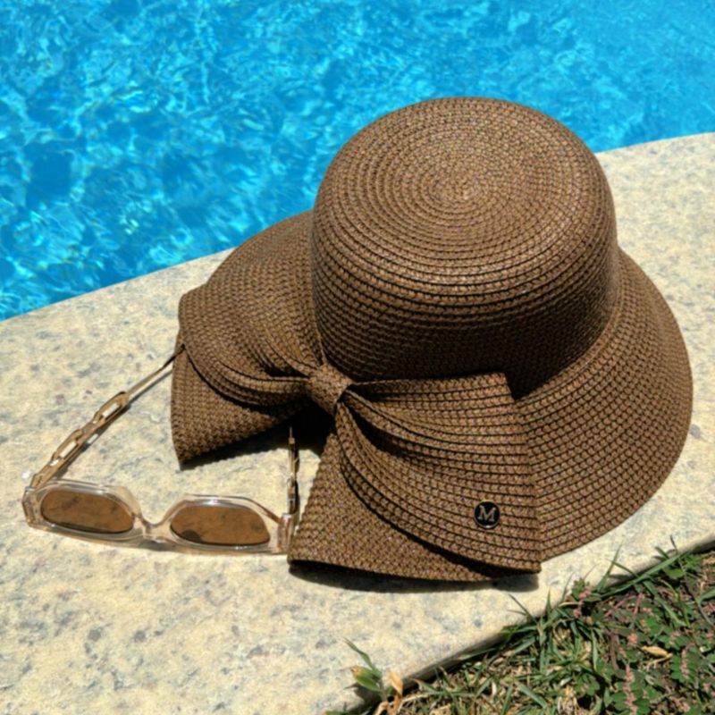 Detalhe do laço traseiro do Chapéu de Praia Lumi - acabamento elegante