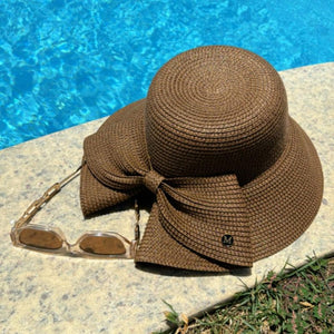 Detalhe do laço traseiro do Chapéu de Praia Lumi - acabamento elegante