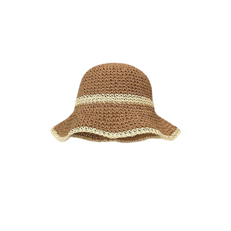Chapéu de praia de palha com aba ondulada em fundo branco, design leve para o verão