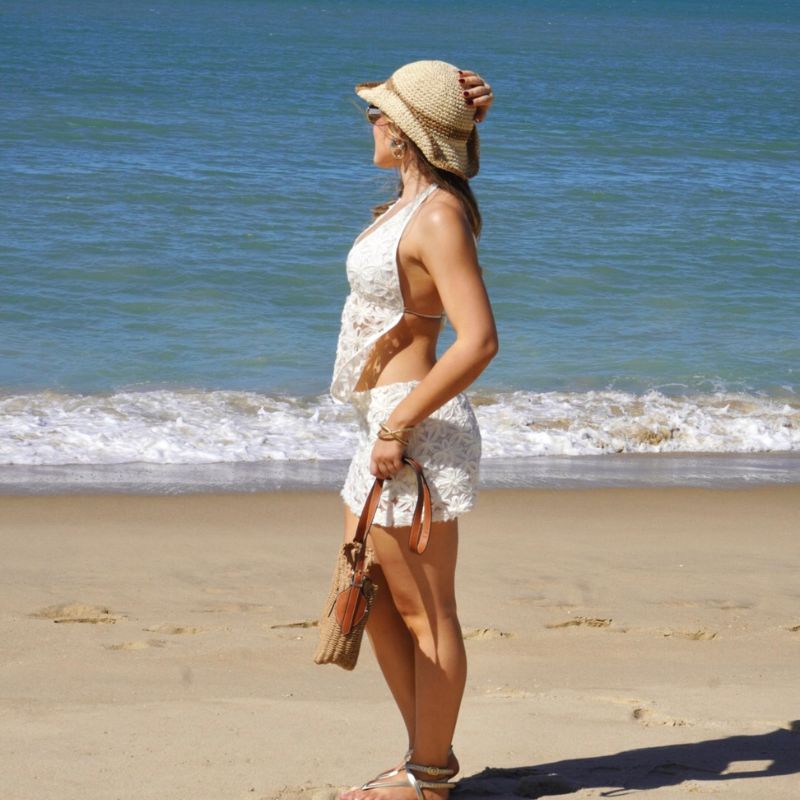 Chapéu de palha aba ondulada usado na praia, visual leve e elegante para o verão