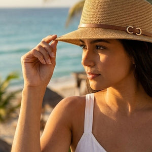 Mulher usando Chapéu Panamá Mirella bege em ambiente de praia