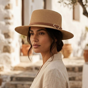 Mulher usando Chapéu Panamá Mirella cáqui em look de verão